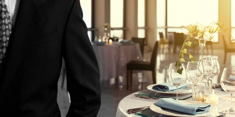 https://hotellogos-gdansk.pl/wp-content/uploads/mezczyzna-w-garniturze-i-stoly-przygotowane-na-przyjecie.jpg