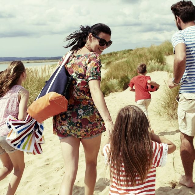 Jakie korzyści niesie pobyt w hotelu nad morzem dla rodzin?